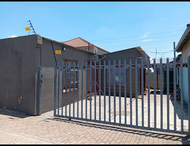 10 BEDROOM HOUSE FOR SALE IN SPRINGS CENTRAL